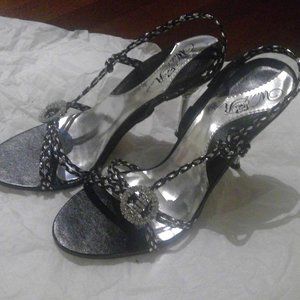 Sparkle with this Woven Metallic Pump - 7.5